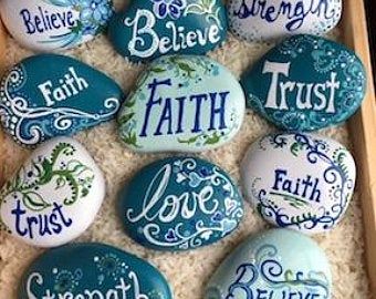 Small Painted Rocks, Inspirational Rocks, Story Stones, Art Pierre, Summer Beach Wedding, Painted Rocks Craft, Book Clubs, Painted Rocks Diy, Rock Painting Ideas Easy