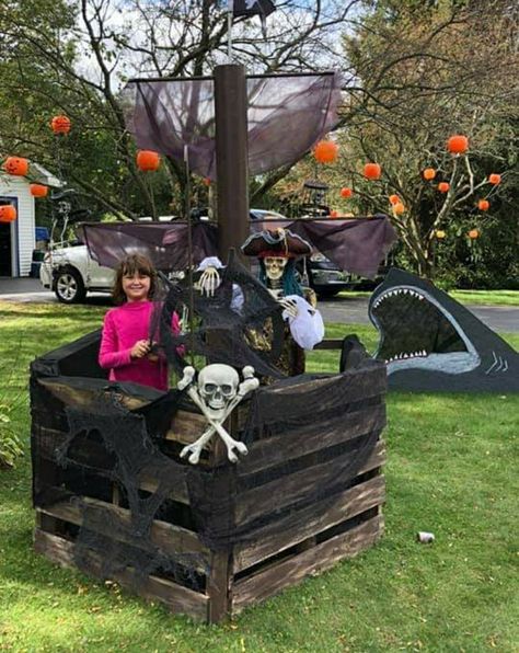 Pirate Ship Out Of Pallets, Pirate Ship Yard Decorations, Pirate Camper Decorations, Halloween Shipwreck Yard, Pirate Yard Decor, Diy Outdoor Halloween Pirate Ship, Diy Outdoor Pirate Ship, Scary Pirate Decorations, Skeleton Pirate Yard Decor