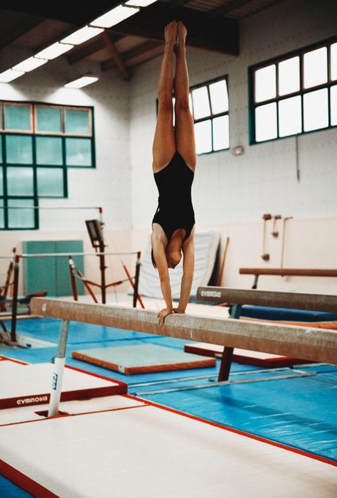 Gymnastics Handstand, Gymnastics Tricks, Gym Wallpaper, Cheer Workouts, Gymnastics Training, Amazing Gymnastics, Gymnastics Poses, Gymnastics Photos, Gymnastics Pictures