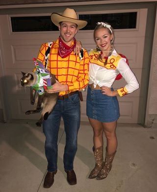 Couple Halloween Costumes Ideas, Fantasias Toy Story, Jessie Toy Story Costume, Jessie From Toy Story, Disfraz Toy Story, Scary Couples Halloween Costumes, 90s Halloween Costumes, Woody And Jessie, Unique Couple Halloween Costumes