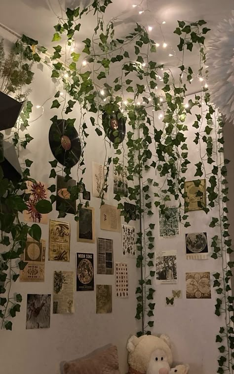 Dark Planty Bedrooms, Room Ideas Aesthetic Green Vintage, Indie Vintage Room, Gothic Fairycore Bedroom, Room Inspo Cozy Vintage, Aesthetic Bedroom Vines, Room Ideas With Vines, Hanging Vines Bedroom Wall Decor, Vines On Wall Bedroom