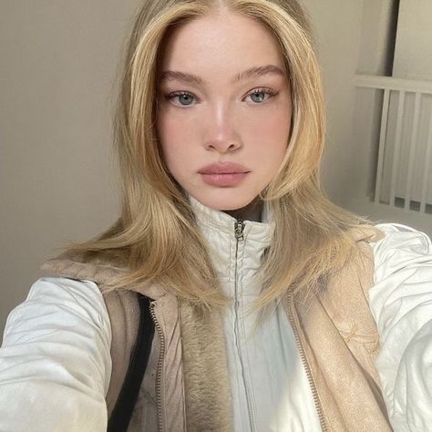 Natural Dark Blonde, F12 Tdf, Aesthetic Hairstyles, Soft Makeup Looks, Swag Girl Style, Natural Blondes, Dark Blonde, Art Styles, Blonde Hair Color