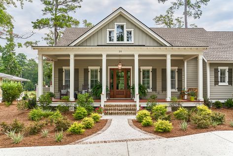 8 Great Gray Paint Colors for Home Exteriors Classic Southern House Plans, Southern Home Exterior, Intellectual Gray, Estilo Cottage, Low Country Homes, Siding Colors, Cottage Exterior, Porch Steps, Southern Homes