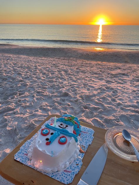 Icecream cake on the beach sunset aesthetic vsco christmas birthday Tropical Christmas Aesthetic, Vsco Christmas, Christmas In La, Cake By The Ocean, Beach Sunset Aesthetic, The Beach Sunset, Hawaii Christmas, Christmas In Australia, Aussie Christmas