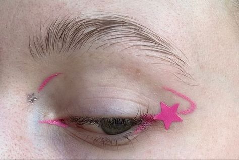 Futuristic Cowgirl, Colorful Graphic Liner, Pink Graphic Liner, Graphic Liner Ideas, Hippie Makeup, Colourful Makeup, Makeup Tuts, Pink Eyeliner, Concert Makeup