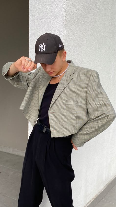 Crop Suit Outfit Men, Cropped Blazer Outfit Men, Cropped Jacket Outfit Men, Cropped Blazer Men, Minimalist Outfit For Men, Cream Jacket Outfit, Crop Blazer Outfit, Blazer Streetwear, Cropped Blazer Outfit