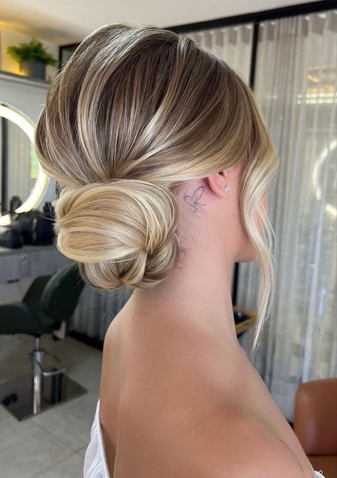 Simple Updo Bride, Sleek Back Bridal Hair, Wedding Loose Bun, Lose Bun Hairstyles Wedding, Bridal Updo Elegant, Classy Bridal Hair Updo, Hair Up Bridal Styles, Chic Low Bun Wedding, Wedding Hair For Boat Neckline