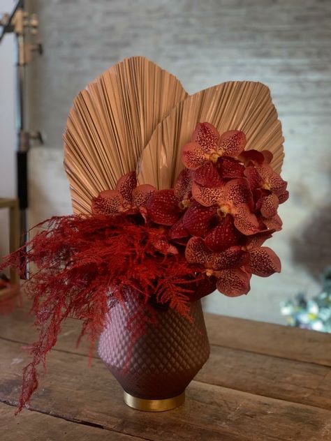 Red Flower Decoration, Floral Art Arrangements, Large Flower Arrangements, Paper Flower Art, Flower Vase Arrangements, Floral Arrangements Diy, Modern Flower Arrangements, Fresh Flowers Arrangements, Floral Studio