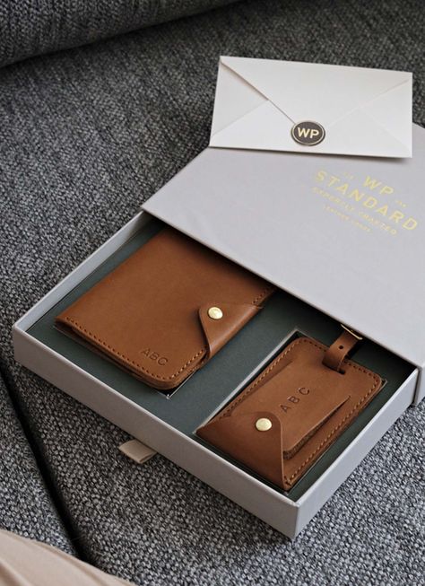 This leather gift set is for the loveable vagabond in your life. It includes a passport wallet and luggage tag in a beautiful gift box. Classy Gifts For Him, Luxury Gift Ideas, Travel Gift Set, Gifts For Guys, Men Aesthetic, Messenger Bag Backpack, Corporate Gifting, Front Pocket Wallet, Abaya Designs