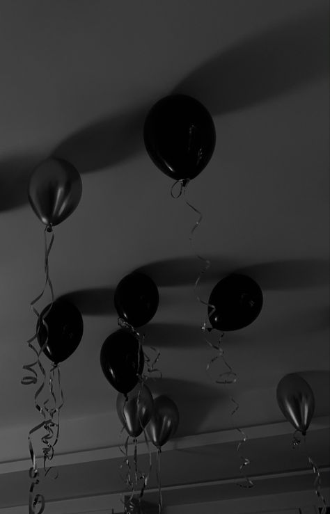 Happy Bday To Me Black, Black Party Asthetics, Black Balloon Aesthetic, Bday Asthetic Picture, Happy Birthday In Black Background, 30th Birthday Asthetics, 30th Birthday Wallpaper, Happy Birthday Asthetics, Hbd To Me Story