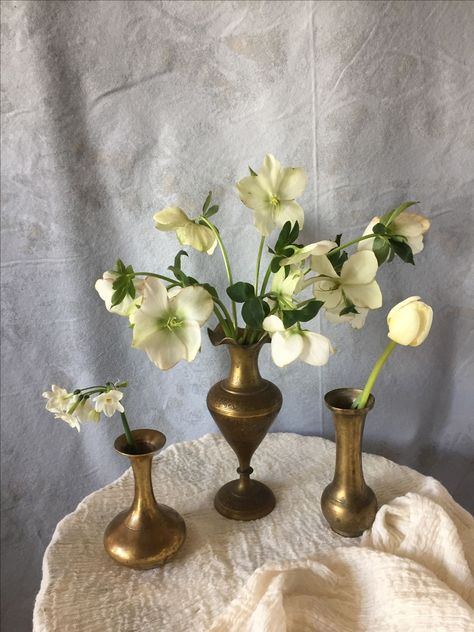 Brass Vase With Flowers, Brass Vase Decor, Brass Vase Wedding, Antique Vases Wedding, Gold Vase Centerpieces, Brass Flower Vase, Bud Vases Arrangements, Glass Vases Wedding, Brass Vases