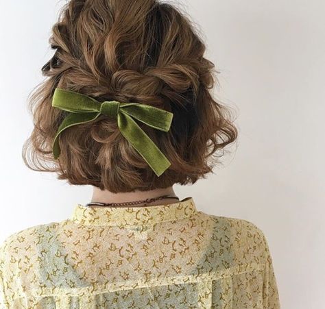 7 Cool and Cute Ways to Wear a Velvet Hair Bow Trend Cottage Core Hairstyles, Cottagecore Hairstyles, Short Summer Hairstyles, Cottagecore Hair, New Hair Look, Frizzy Curly Hair, Ren Fair, Fantasy Hair, Peinados Fáciles Para Cabello Corto