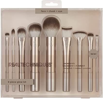 The Real Techniques Au Naturale Makeup Brush Kit includes: RT 219 ultimate powder brush, RT 220 light layers complexion brush, RT 250 perfecting prime brush, RT 223 blurring concealer brush, RT 307 shading brush, RT 428 precision fan brush, RT 321 full coverage brush, RT 304 defining crease brush and RT 326 flat liner brush 9-piece glow kit to enhance your naturally gorgeous features with a full makeup tool kit. Real Techniques Brushes, Shading Brush, Flawless Makeup Application, Makeup Brush Kit, Fan Brush, How To Apply Eyeliner, Glow Kit, Glowing Makeup, Real Techniques