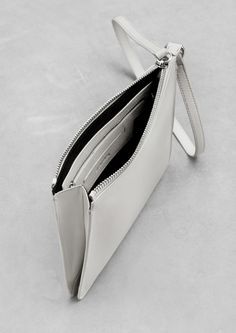 Sac Vanessa Bruno, Minimalist Bag, Grey Bag, Bag Inspiration, Kelly Bag, Leather Projects, Bag Ideas, Clutch Bags, Leather Diy