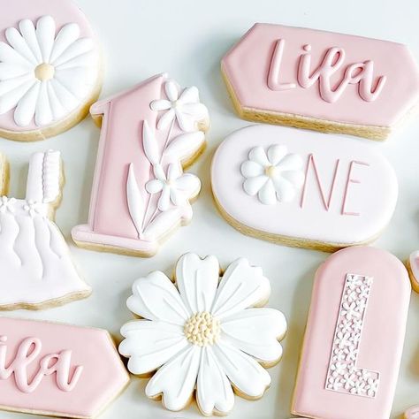 Kelsey Fuhrmann on Instagram: "Isn’t she O•N•E🌸DERFUL  . . . #onederful #onderfulbirthday #onederfulcookies #daisycookies #girlycookies #firstbirthday #1stbirthday #firstbirthdaycookies #flowercookies #pinkcookies #decoratedcookies #customcookies #customcookiesminneapolis #minneapolisbaker #minnesotabaker #mncookier #royalicing #royalicingcookies" Floral First Birthday Cookies, Onederful Birthday Cookies, Isn’t She Onederful Cookies, Isn’t She Onederful, Isn't She Onederful Birthday, Onederful Birthday, First Birthday Cookies, Plant Bugs, Pink Cookies