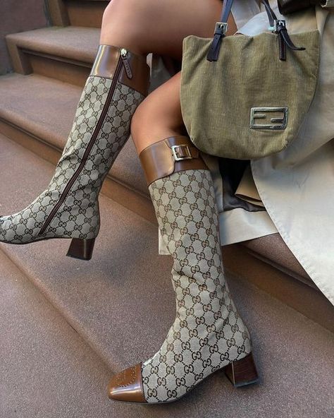 Long Boots Outfit, 2000s Fashion Icons, Chloe Boots, Gucci Boots, Streetwear Inspo, Shoes World, Girly Shoes, Old Hollywood Glamour, Long Boots