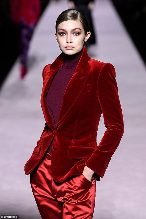 Red Velvet Suit, Velvet Suit, Red Suit, Velvet Fashion, Runway Models, Gigi Hadid, Luxury Clothing, Looks Style, Fashion Colours