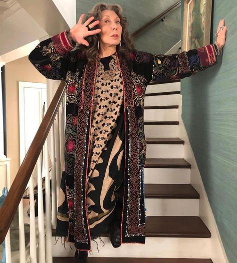 (20) Grace And Frankie Fans on Twitter: "#lilytomlin on the set of #graceandfrankie season 6 ❤️ https://t.co/4DvMkFs6VC" / Twitter Frankie Clothing, Frankie Bergstein, Grace And Frankie, Lily Grace, Crazy Outfits, Street Chic, Types Of Fashion Styles, Fashion Classy, Her Style