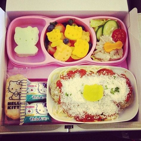 Hello Kitty spaghetti! Space Food, Cute Snacks, Kawaii Food, Cute Desserts, Snack Time, Cafe Food, Pretty Food, Cute Food, Aesthetic Food