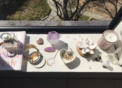 Crystals On Windowsill Aesthetic, Windowsill Decor Bedroom Aesthetic, Crystal Windowsill, Crystals On Windowsill, Window Sill Decor Aesthetic, Small Windowsill Decor, Windowsill Decor Aesthetic, Windowsill Decor Bedroom, Window Sill Aesthetic