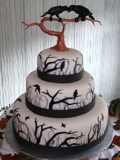 Crow cake Gothic Wedding Cake, Crazy Wedding Cakes, Gothic Cake, Halloween Wedding Cakes, Bolo Minnie, Viking Wedding, Cupcakes Decorados, Black Birds, Tiered Cake