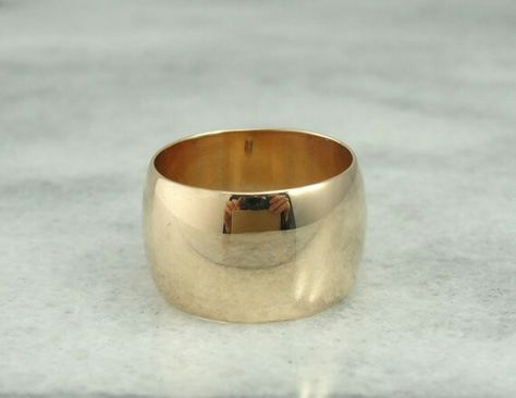 Plain gold band Gold Band Wedding Ring, Jewerly Ring, Propose Day, Plain Gold Ring, Rose Gold Wedding Band, Jewellery Marketing, Gold Rings Jewelry, Rose Gold Wedding Bands, Thumb Ring