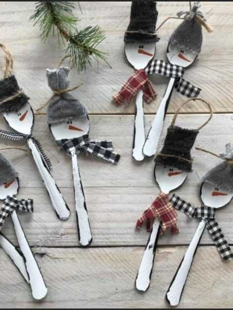 Jenga Christmas Ornaments Diy, Santa Breakfast, Clothespin Ornaments, Christmas Crafts Snowman, Recycled Christmas, Cutlery Art, Christmas Spoons, Snow Men, Spoon Crafts