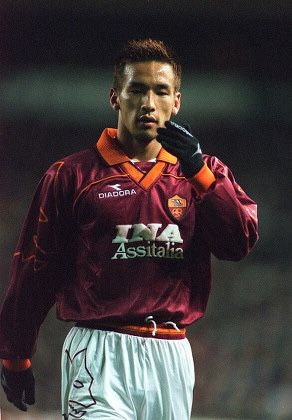 Hidetoshi Nakata of AS Roma in 2000. Hidetoshi Nakata, 90s Men Fashion, Football Aesthetic, 90s Men, Soccer World, Retro Football, As Roma, Football Wallpaper, Bruce Lee