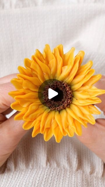 Piping Sunflowers On Cake, Sunflower Icing Flowers, Sunflower Buttercream Flowers, Buttercream Sunflower Tutorial, Piping Sunflowers, Fall Buttercream Flowers, Sunflower Cakes Ideas, Icing Sunflowers, Sunflower Cake Ideas