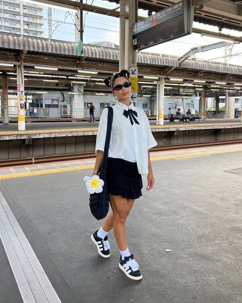 24hrs in japan 🕶️ Japanese Streetwear Women Tokyo Fashion, Japan Style Outfits Casual, Japan Trip Outfit, Tokyo Outfits Japanese Street Styles, Japan Style Outfits, Japan Street Style, Japanese Streetwear Women, Tokyo Fashion Street, Tokyo Outfits