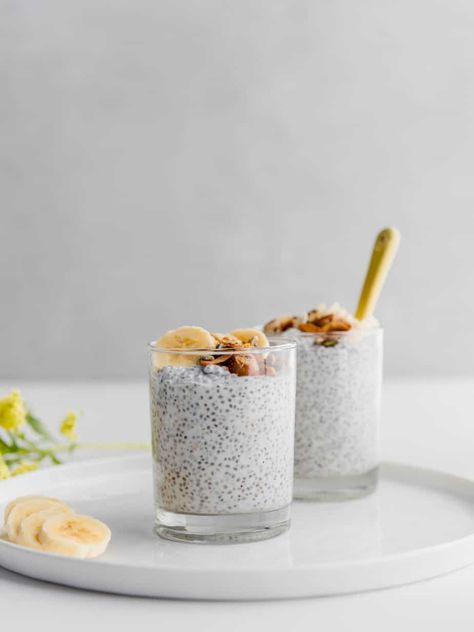 This easy 4 ingredient Creamy Coconut Chia Pudding is the ultimate healthy, protein-packed breakfast, dessert or snack! It only takes 5 minutes to make and can be made vegan. #veganbreakfast #vegan #chiapudding #coconutmilk Turmeric Smoothie Recipes, Coconut Chia Seed, Coconut Chia Seed Pudding, Recipe Cheesecake, Cheesecake Oreo, Chia Seed Recipes Pudding, Chia Recipe, Almond Smoothie, Coconut Chia Pudding