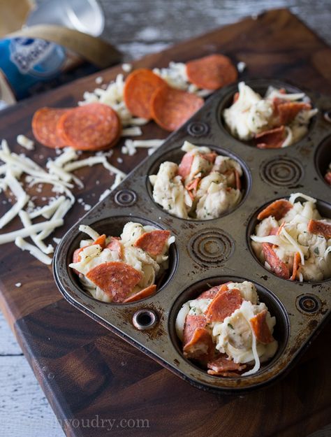 Pull Apart Pizza Bites, Pepperoni Bites, Pepperoni Pizza Bites, Pepperoni Pizza Rolls, Pizza Monkey Bread, Pepperoni Recipes, Pull Apart Pizza, Pizza Roll Recipe, Pizza Cups