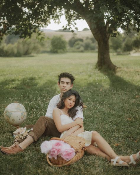 serina nguyen on Instagram: “70% of the things in this photo are thrifted 👀 | props & styling by yours truly” Engagement Photos Props, Prenup Garden Ideas, Picnic Prenup Photoshoot, Cottagecore Couples Photoshoot, Cottage Core Couples Photoshoot, Vintage Picnic Photoshoot Couple, Picnic Engagement Photos, Picnic Photo Shoot, Save The Date Pictures