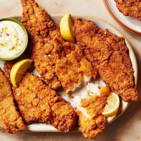 Fried Catfish Easy Fried Catfish Recipe, Pan Fried Catfish, Fried Catfish Recipes, Catfish Recipes, Beer Battered Fish, Fried Catfish, Creole Recipes, Mardi Gras Party, Classic Dishes