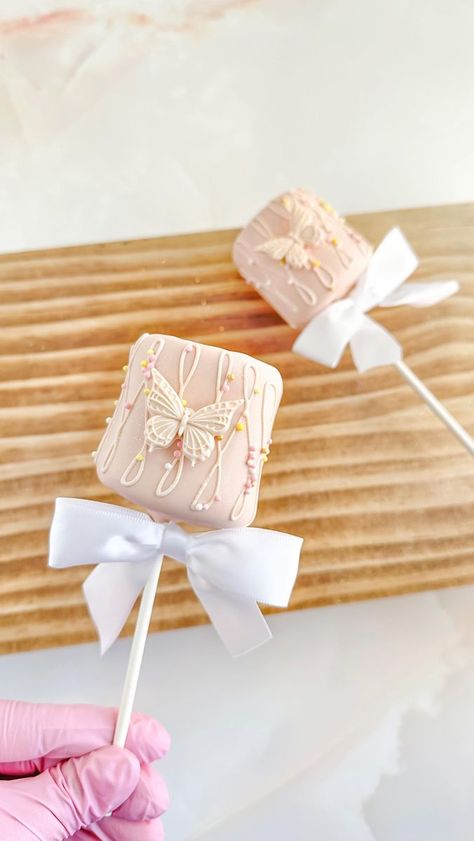 Marshmallow Covered In Chocolate, Chocolate Dipped Treats Ideas, Marshmallow Decoration Ideas, Chocolate Covered Ideas, Chocolate Covered Treats Ideas, Quince Treats, Dipped Marshmallow Pops, Baby Shower Cakepops, Christmas Marshmallows