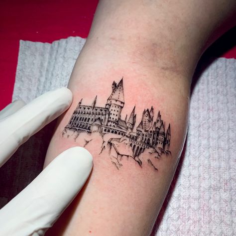 Kachow Tattoo, Harry Potter Tattoo Unique, Hogwarts Tattoo, Watercolor Tattoo Ideas, Harry Tattoos, Hp Tattoo, Omerta Tattoo, Harry Potter Tattoos, Harry Potter Tattoo