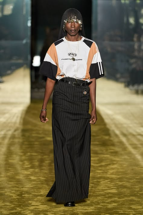 Martine Rose Fall 2023 Menswear https://www.vogue.com/fashion-shows/fall-2023-menswear/martine-rose/slideshow/collection#34 Fall 2023 Menswear, High Fashion Runway, Martine Rose, Long Skirt Outfits, Skirt Trends, Athleisure Fashion, Neutral Fashion, Fall 2023, Inspiration Mode