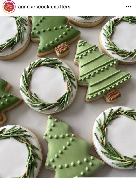 Christmas Decor Cookies Ideas, Christmas Decor Cookies, Sugar Cookie Icing Christmas, Royalicing Christmas Cookies, Holiday Cookie Designs, Royal Icing Tree Cookies, Simple Christmas Tree Cookies, Christmas Cards Decoration Ideas, Iced Christmas Tree Cookies