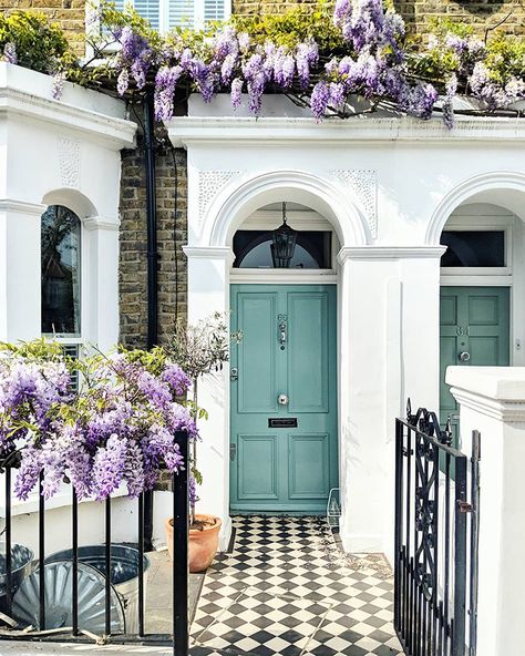 These 30 Charming Front Doors Around London Look Like They're Part Of Sets In A Wes Anderson Movie Victorian Front Garden, Terrace House Exterior, Victorian Front Doors, Traditional Front Doors, Beautiful Front Doors, Gorgeous Doors, Door Inspiration, Painted Front Doors, House Front Door