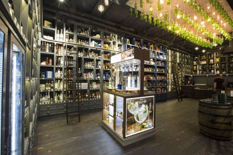 The Whisky Exchange at Covent Garden Tekel Bayi, Whisky Lounge, Whisky Shop, Rustic Light Fixtures, Boutique Display, Window Graphics, Online Shop Design, House Front Door, London Food