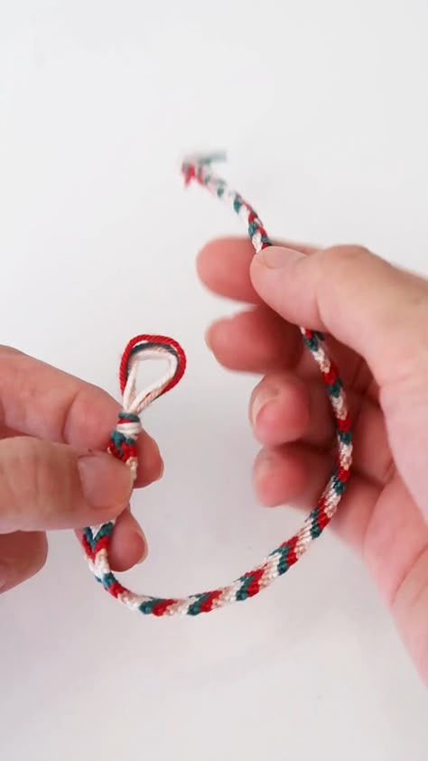 Bracelet Loop, Pola Macrame, Diy Bracelets With String, String Bracelet Patterns, Diy Friendship Bracelets Tutorial, Braided Bracelet Diy, Cute Friendship Bracelets, Friendship Bracelet Patterns Easy, Shorts Diy