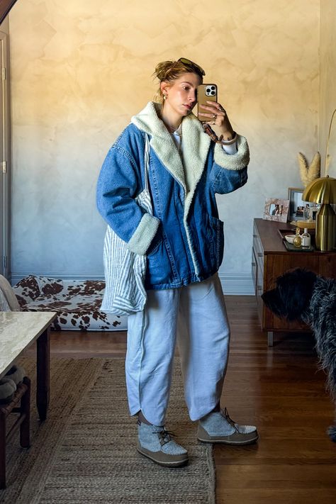 Paired my oversized thifted levis denim sherpa jacket with a pair of white barrel pants from free people, minnetonka moccasin slipper boots, and a linen tote.   #denimjacket #sherpajacket #cozyoutfit #cozyoutfitideas #barreljeans #motojacket #falloutfits #tomboyaesthetic #tomboyfemme #coastalaesthetic #falltrends #winterfashion Levis Sherpa Jacket Women Outfit, Fur Denim Jacket Outfits, Denim Sherpa Jacket Outfit, Brown Suede Jacket Outfit, Denim Jacket Outfit Women, Sherpa Jacket Outfit, Levis Sherpa Jacket, Sherpa Jean Jacket, Suede Jacket Outfit