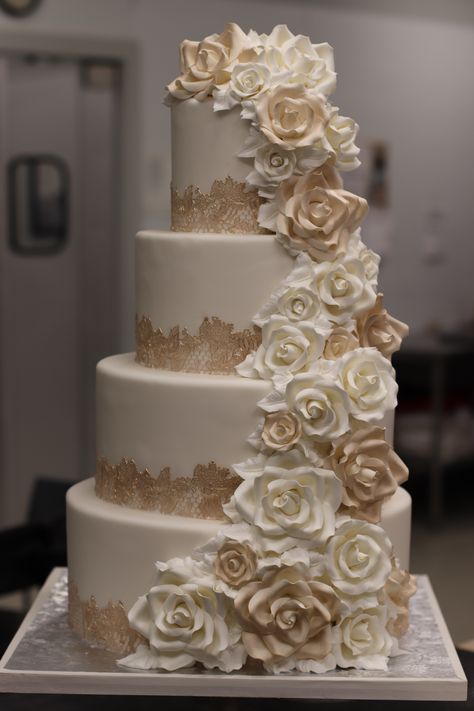 Gold Lace Wedding Cake, Wedding Cake With Gold, Super Torte, White And Gold Wedding Cake, Cake With Gold, Rose Gold Wedding Cakes, White And Gold Wedding, Rose Gold Lace, Wedding Cake Roses