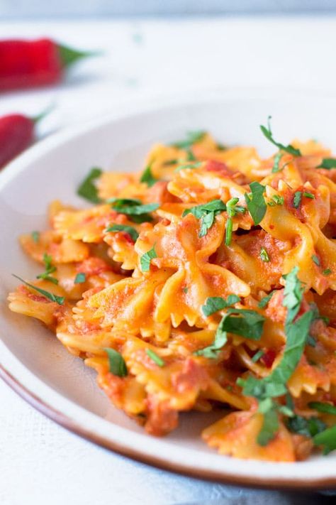 A delicious and simple farfalle pasta with pancetta recipe with fresh chili, garlic and a dash of cream. This simple pasta dish makes a great quick weeknight meal that's delicious eaten hot or cold. Italian pasta recipes inside the rustic kitchen Scotland Recipes, Farfalle Pasta Recipes, Pasta With Pancetta, Farfalle Recipes, Pancetta Recipes, Pancetta Pasta, Yummy Pasta, Farfalle Pasta, Pasta Noodle Recipe