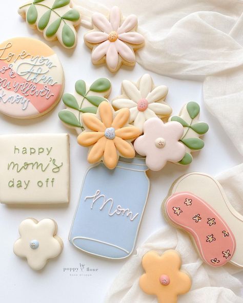 Poppy Flour Bake Shoppe on Instagram: “Pre-sale is up and officially open to all locals! 🎉 can’t wait to see what design you guys love the most! I always have an idea in my head,…” Mothers Day Cookies Decorated, Mothers Day Treats, Mothers Day Cookies, Cookies Cute, Mothers Cookies, Cookies Shortbread, Royal Cookies, Biscuit Decoration, Mothers Day Desserts