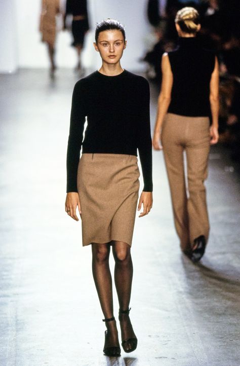 Calvin Klein Collection Fall 1999 Ready-to-Wear Fashion Show 90s Minimalism Fashion, 90s Calvin Klein, Calvin Klein Collection, Vogue Runway, Mode Inspo, 가을 패션, Mode Vintage, Mode Inspiration, Minimal Fashion