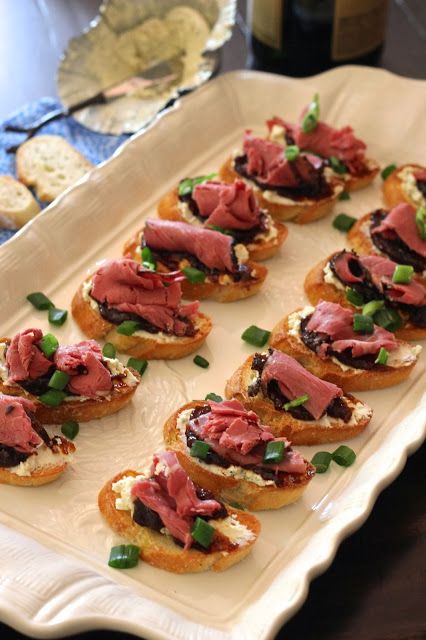 Easy Roast Beef and Boursin Crostini Beef Appetizer Recipes, Roast Beef Appetizers, Beef Appetizers, Crostini Appetizers, Holiday Appetizers Recipes, Small Appetizers, Meat Appetizers, Appetizers Easy Finger Food, Meat Snacks