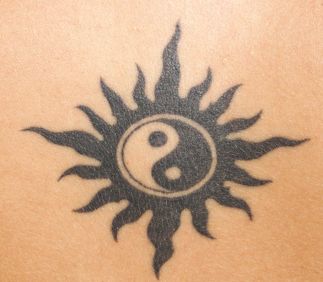 ying yang sun Sublime Album, Minimalist List, Tattoo Sun, Yin Yang Tattoo, Ying Yang Tattoo, Tattoo Thoughts, Yang Tattoo, Yin Yang Tattoos, Sun Tattoos