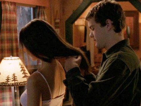 (Joey is brushing her hair at the mirror.) Pacey: May I? Joey: Sure. (Pacey takes the brush and slowly brushes Joey’s hair) ... Sigh 💕 Dawsons Creek Pacey, Josh Jackson, Pacey Witter, Joey Potter, Jess Mariano, Chuck And Blair, Hair Romance, Dawsons Creek, Future Love