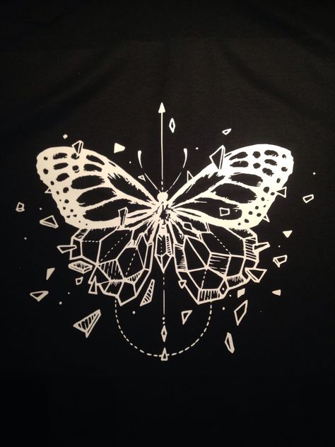 Aesthetic Graphic Tshirt Design, White Shirt Painting Ideas Aesthetic, Tshirt Prints Aesthetic, Aesthetic Tshirt Print Ideas, Aesthetic Prints For Tshirts, Butterfly Tshirt Design, Butterfly Shirt Design, Tshirt Motive, Bleach Shirt Ideas